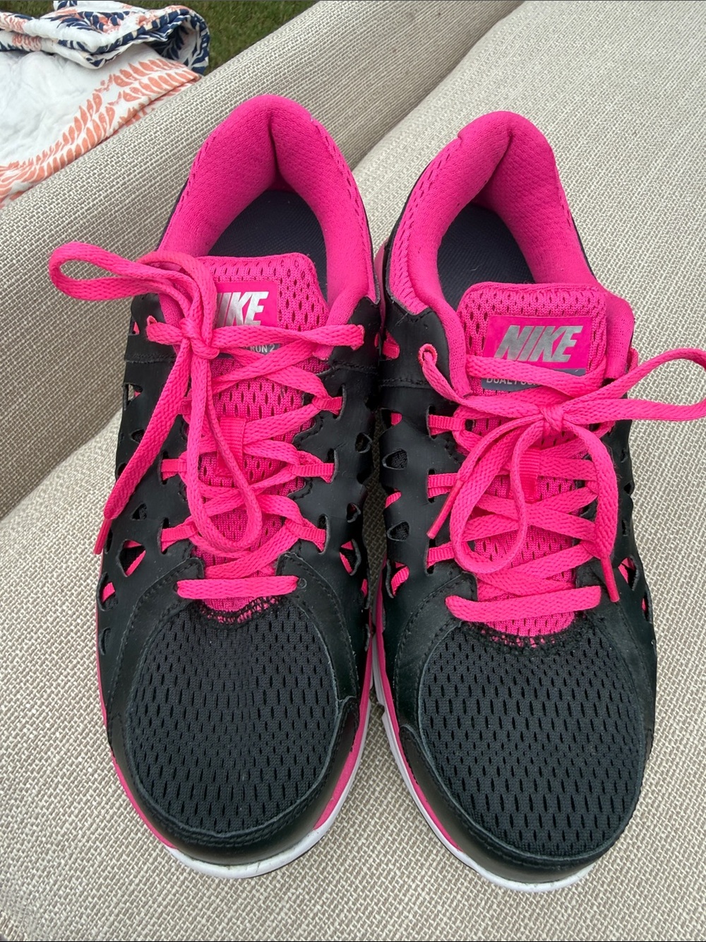 Nike Dual Fusion Women’s Black and Hot Pink Running Sneakers brand new no box